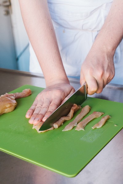 Kipfilet in reepjes snijden